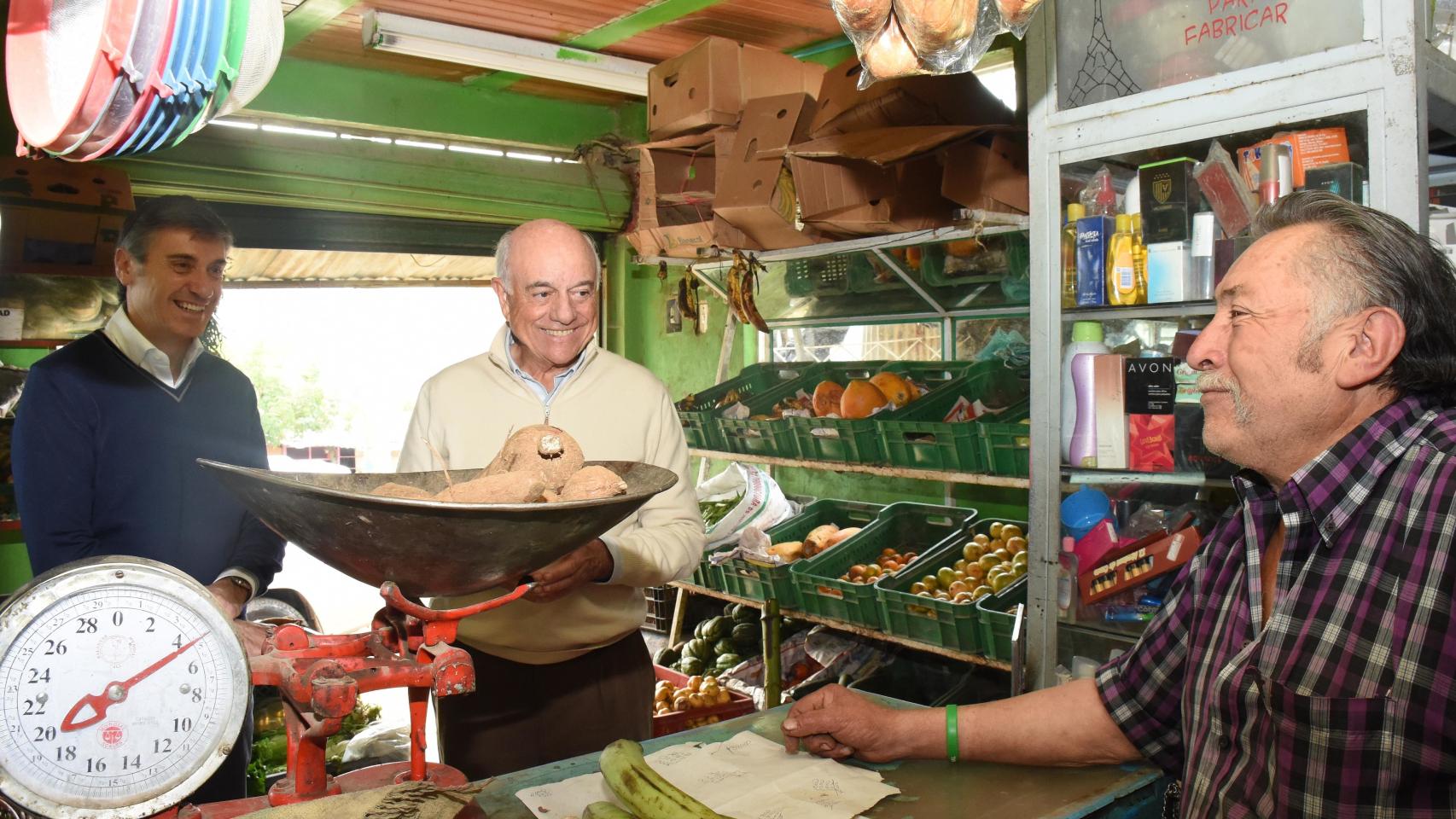 Francisco González, presidente de BBVA y Javier Flores, director de la Fundación Microfinanzas BBVA, con Vicente Amaya