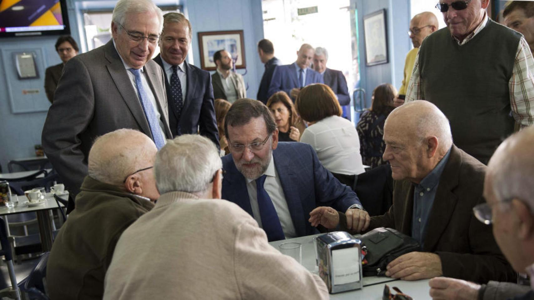 El presidente del Gobierno, Mariano Rajoy, en una reunión con pensionistas.
