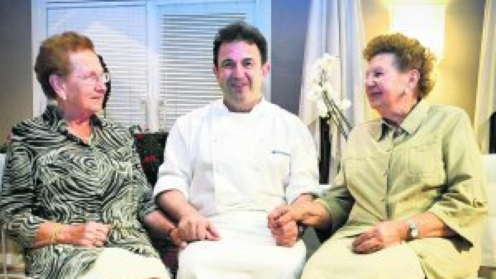 La madre y la tía de Berasategui, junto al cocinero