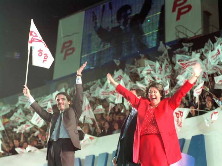 Rita Barberá en un mitin de José María Aznar en 1996 en el campo de fútbol de Mestalla. Asistieron entre 60.000 y 70.000 personas.