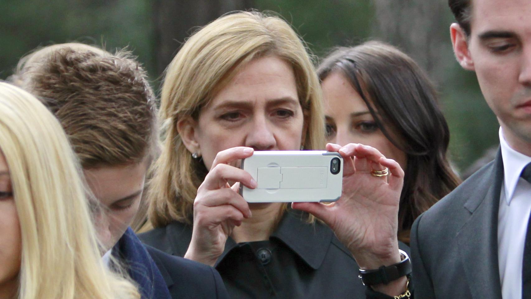La infanta Cristina hace una fotogafía con el móvil