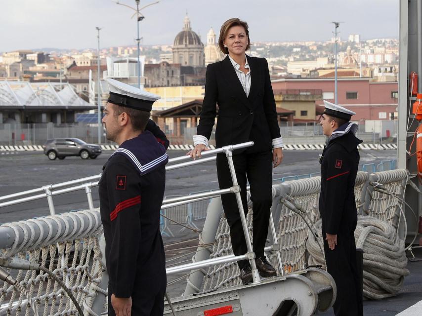 Cospedal entrando en la fragata en Sicilia.
