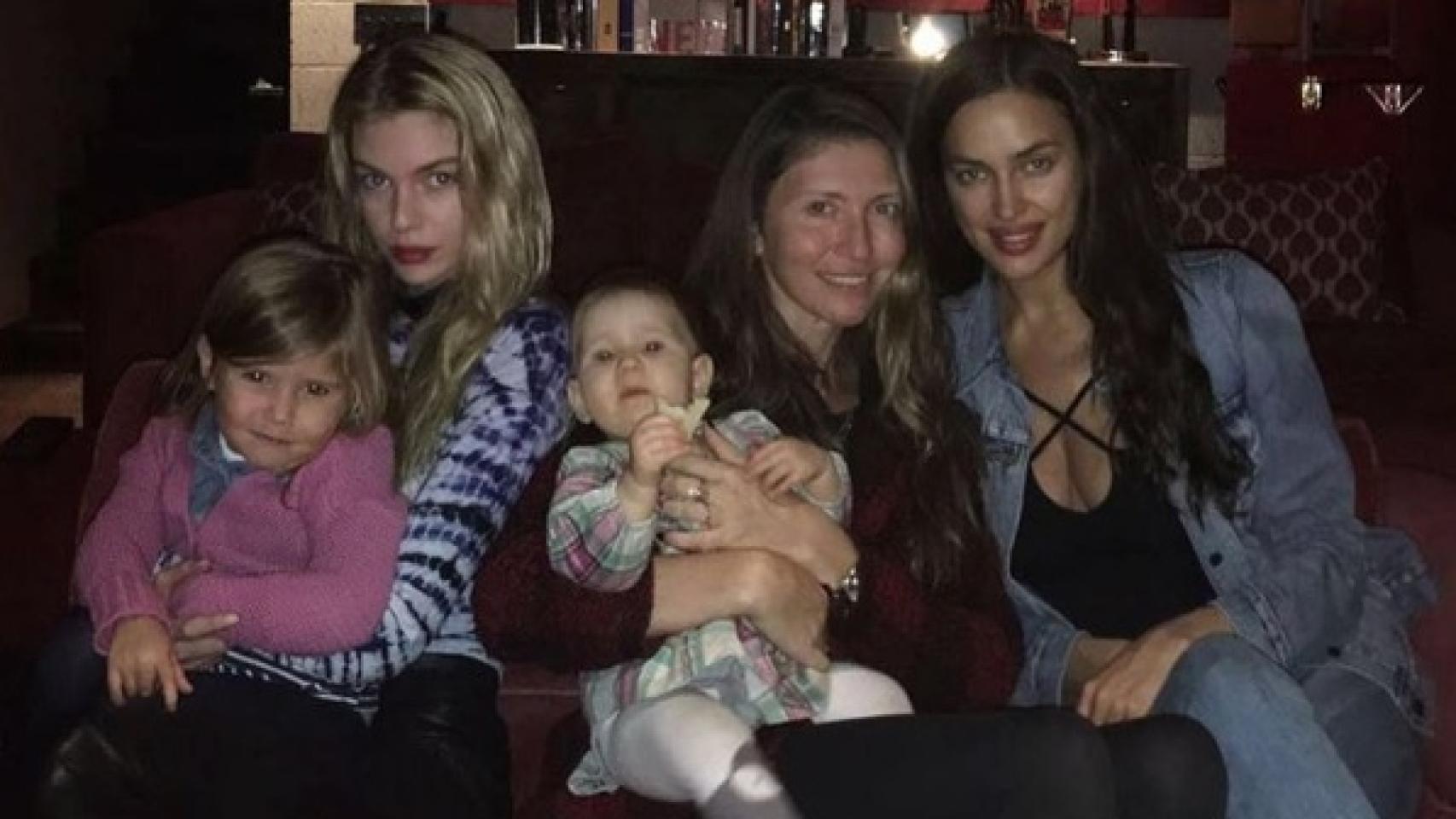 Stella Maxwell, a la izquierda, e Irina Shayk, a la derecha de la imagen, cenaron juntas con una amiga por Acción de Gracias.