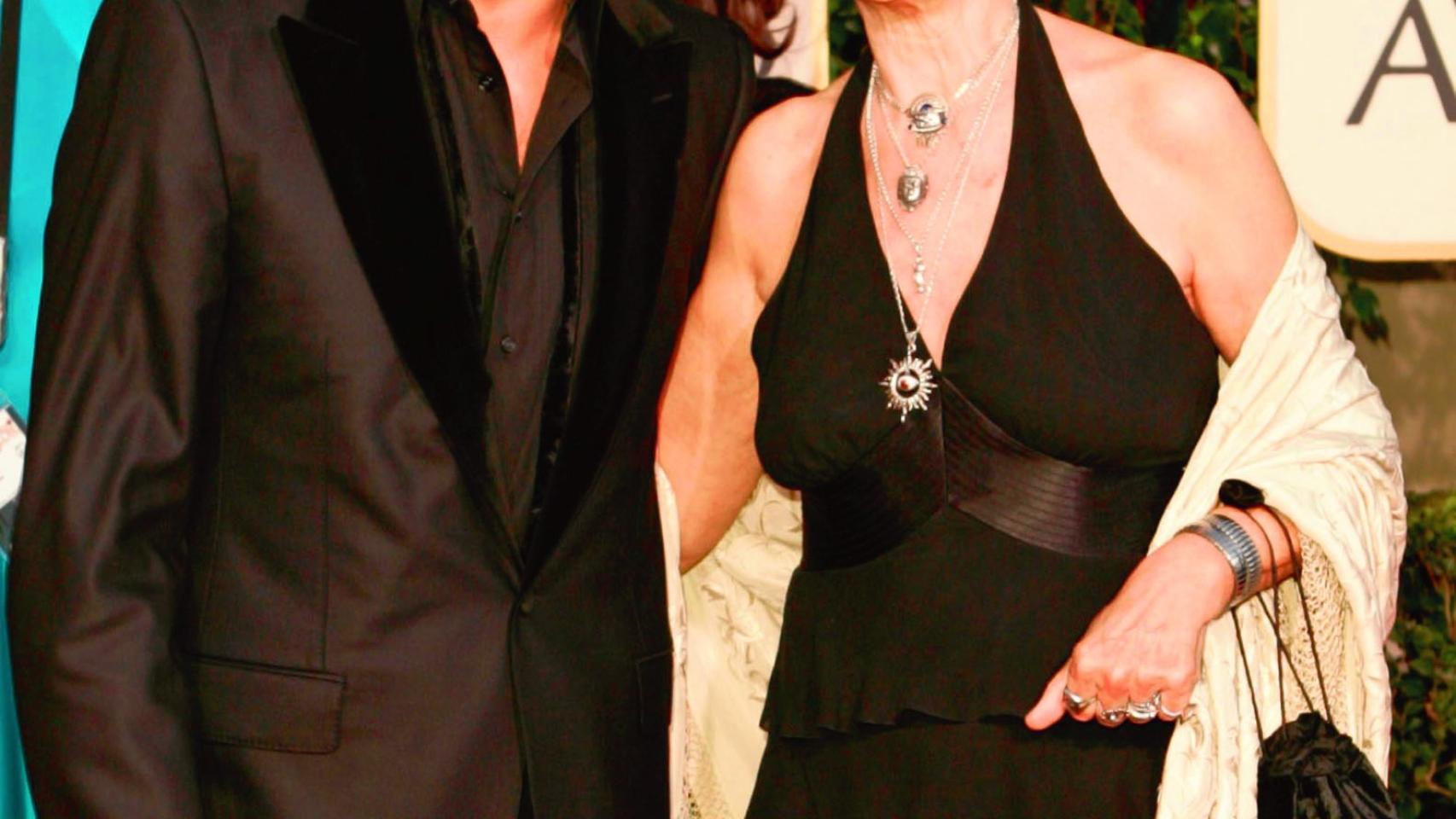 Pilar junto a su hijo Javier en los Globos de oro de 2005.