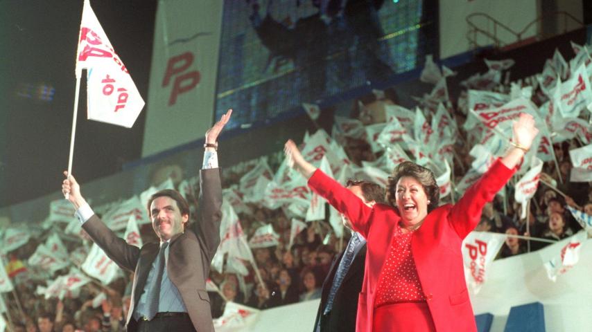 Rita Barberá en un mitin de José María Aznar en 1996 en el campo de fútbol de Mestalla.