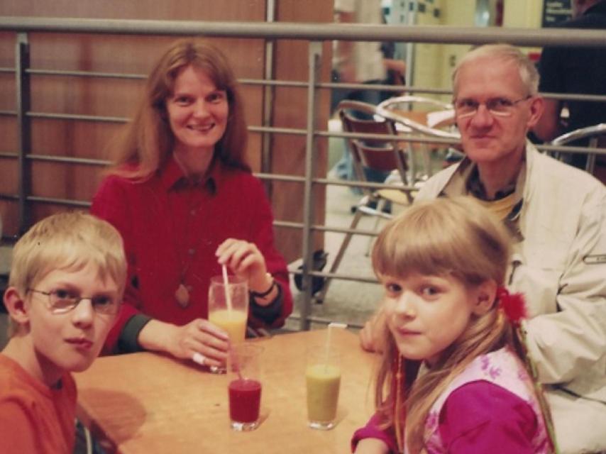 Schwarzer es un vegano jubilado de 78 años. En la imagen, junto a su familia.