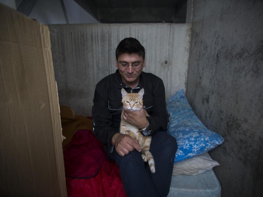 José David Jiménez con su gato de tres meses.