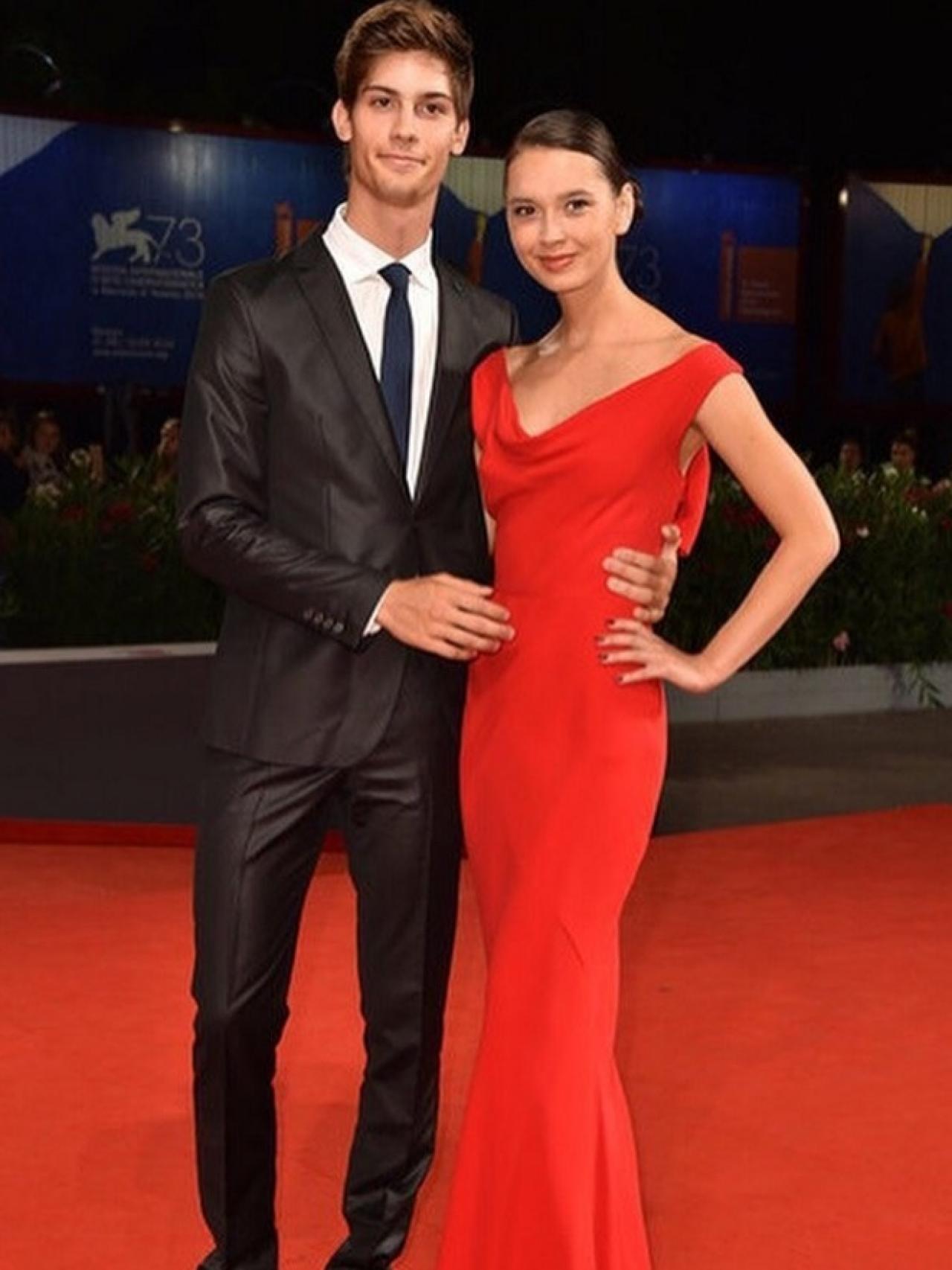 Lorenzo con su novia en el Festival de Venecia