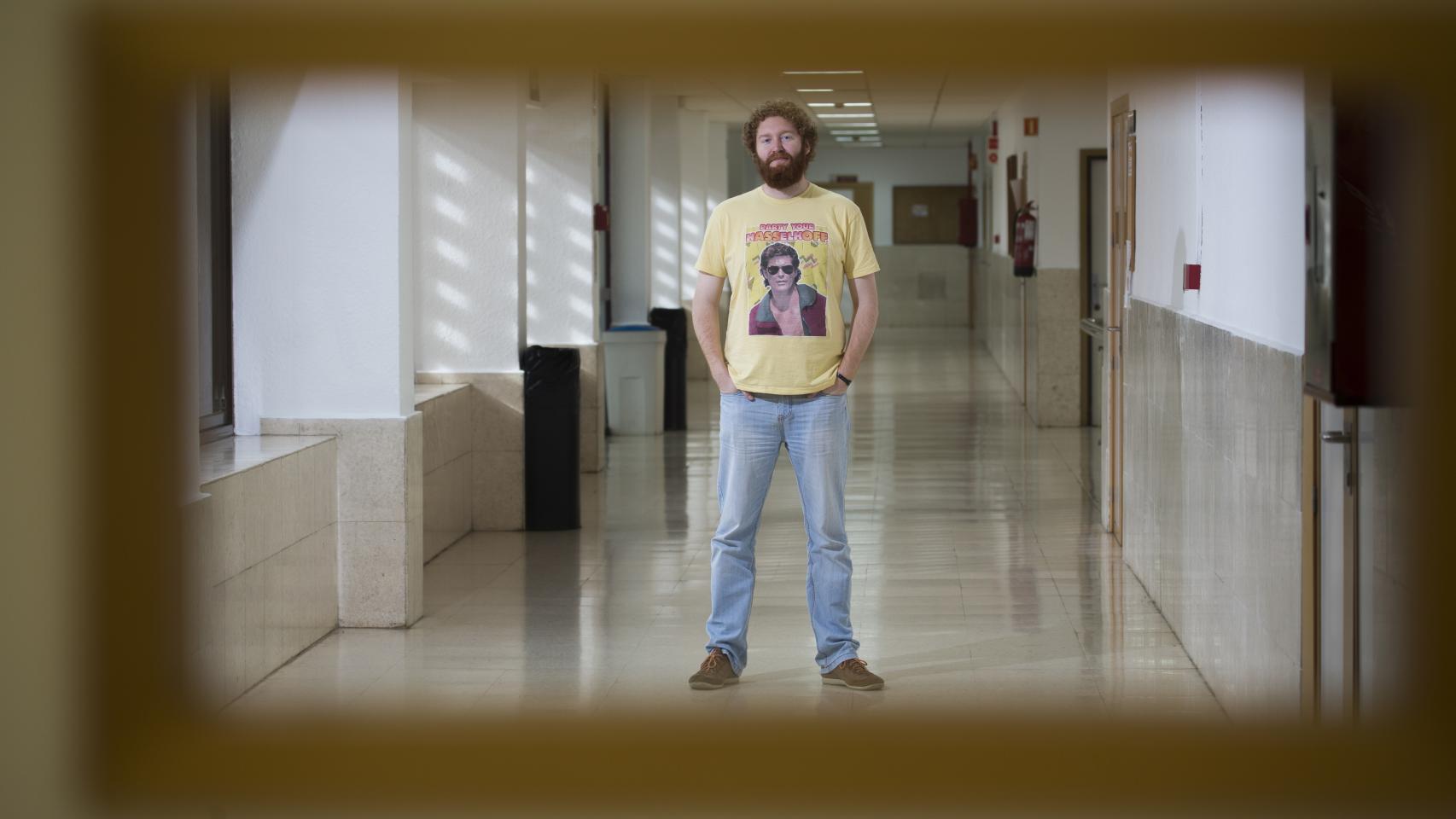 Pedro Laguna, sevillano afincado en Londres, en los pasillos de la facultad de ingeniería informática de Sevilla.