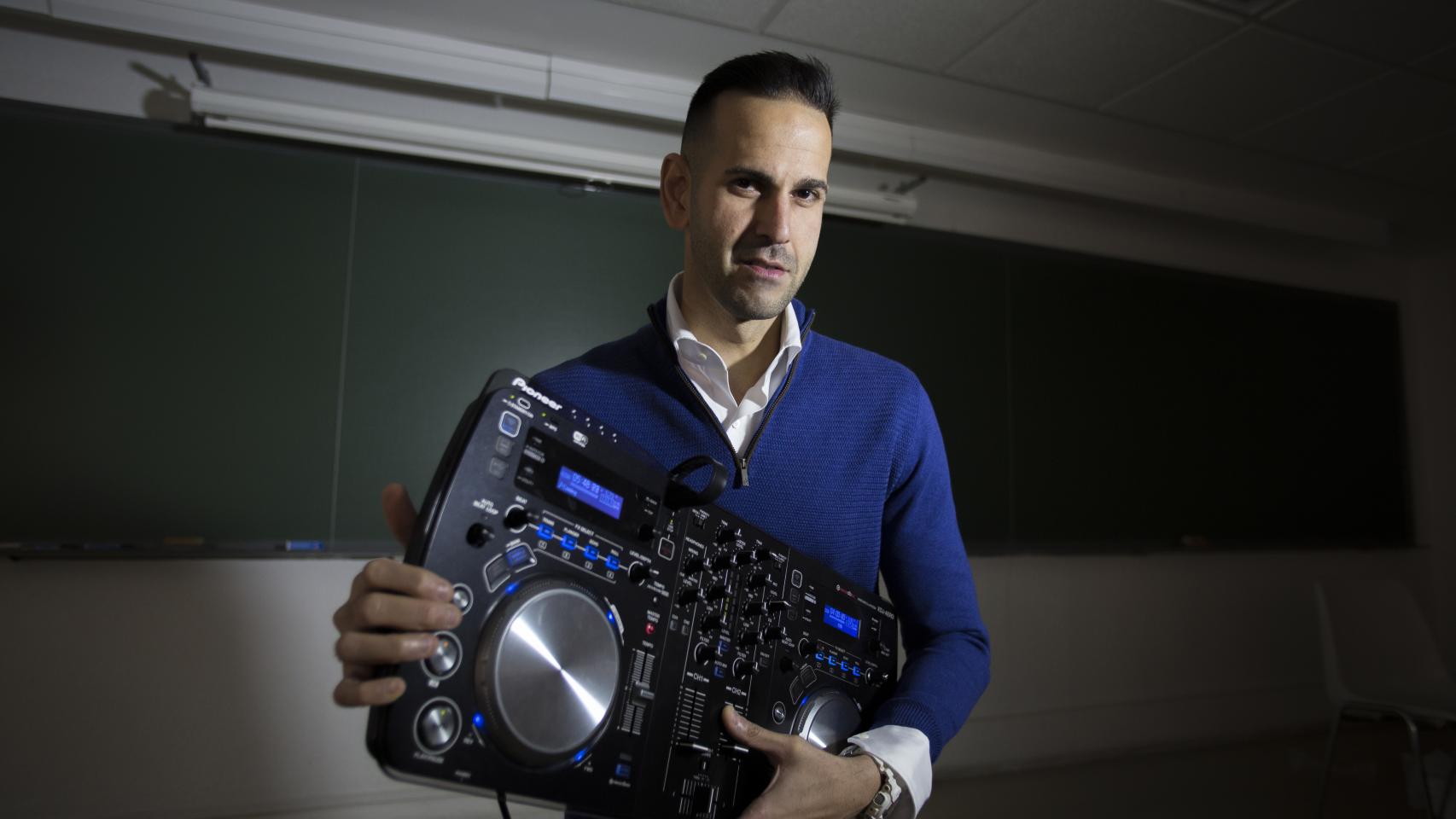 Deepak Daswani, experto en contraseñas, sostiene una mesa de mezclas que es capaz de hackear a través de un teléfono móvil.