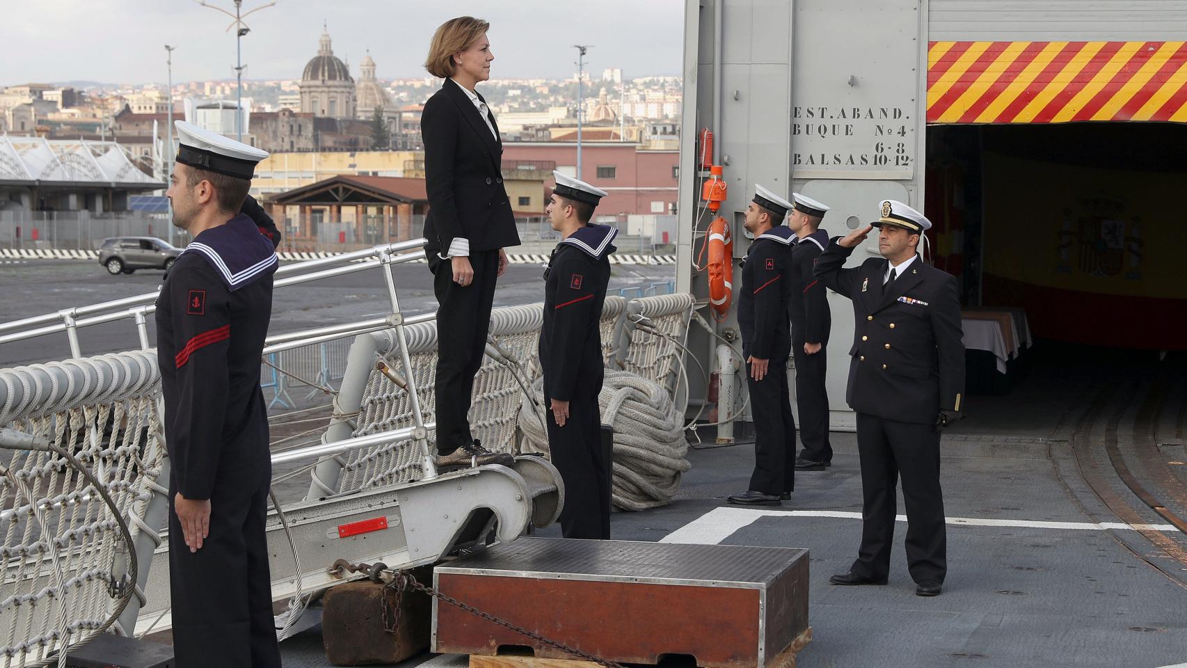 María Dolores de Cospedal en su primera visita a las tropas en el exterior.