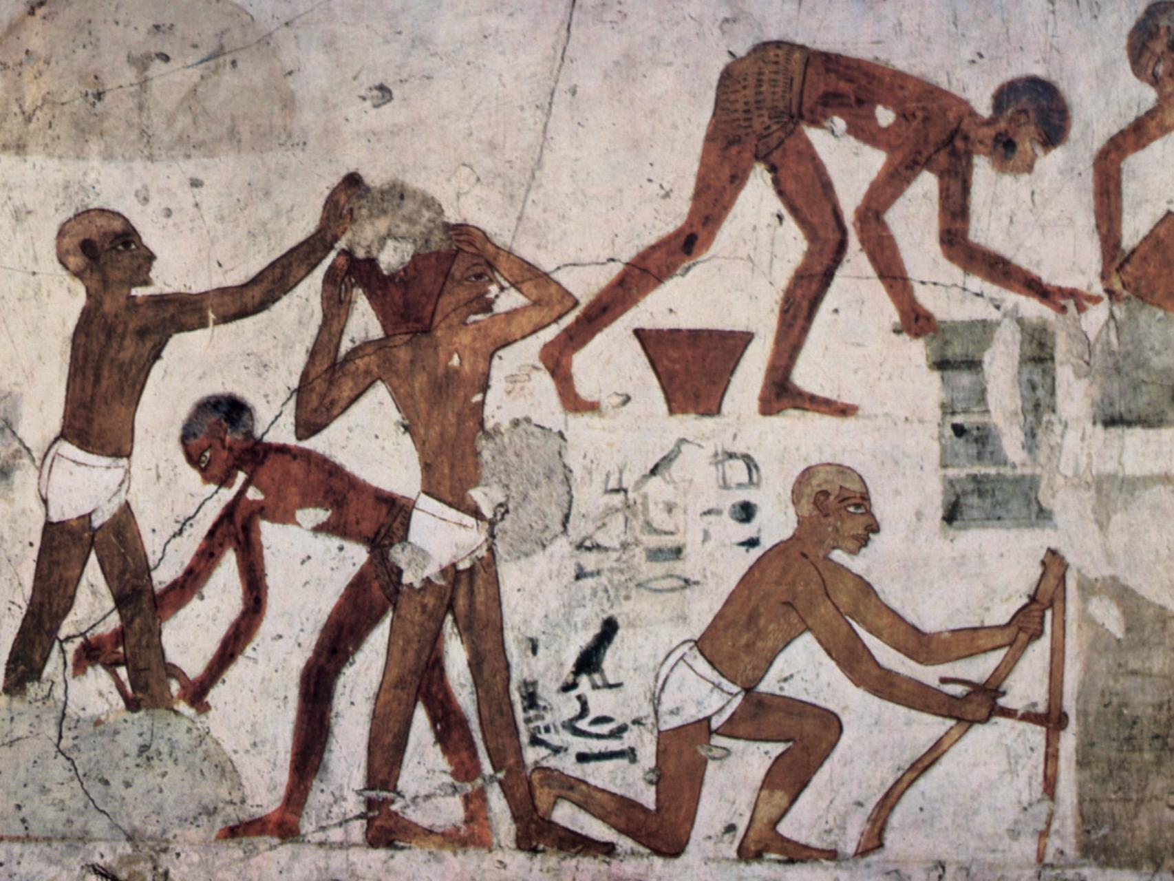 Obreros trabajando en la construcción de un templo funerario.