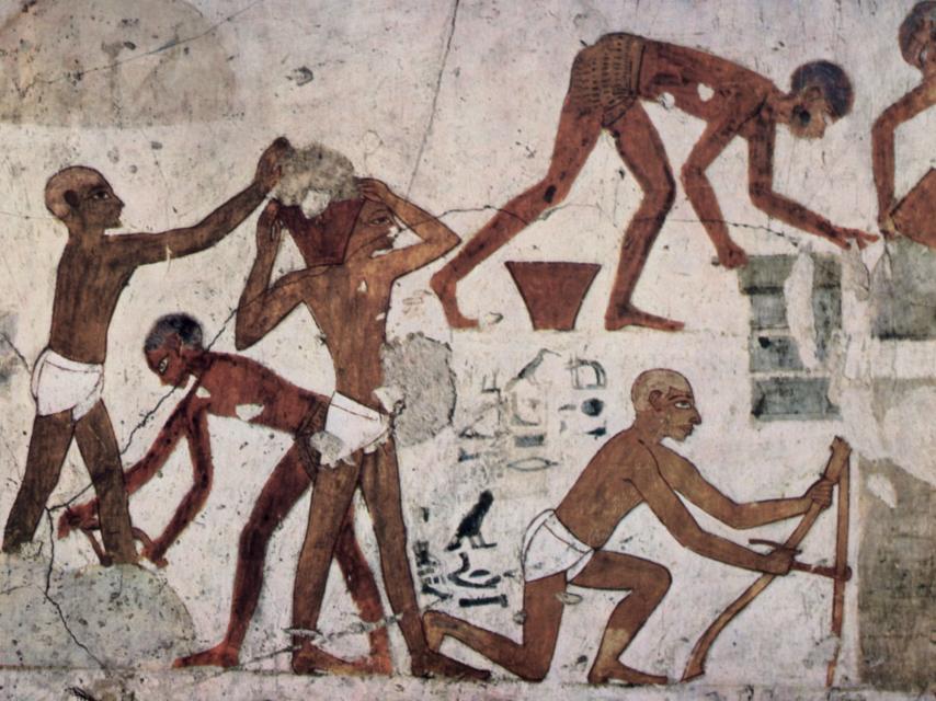 Obreros trabajando en la construcción de un templo funerario.