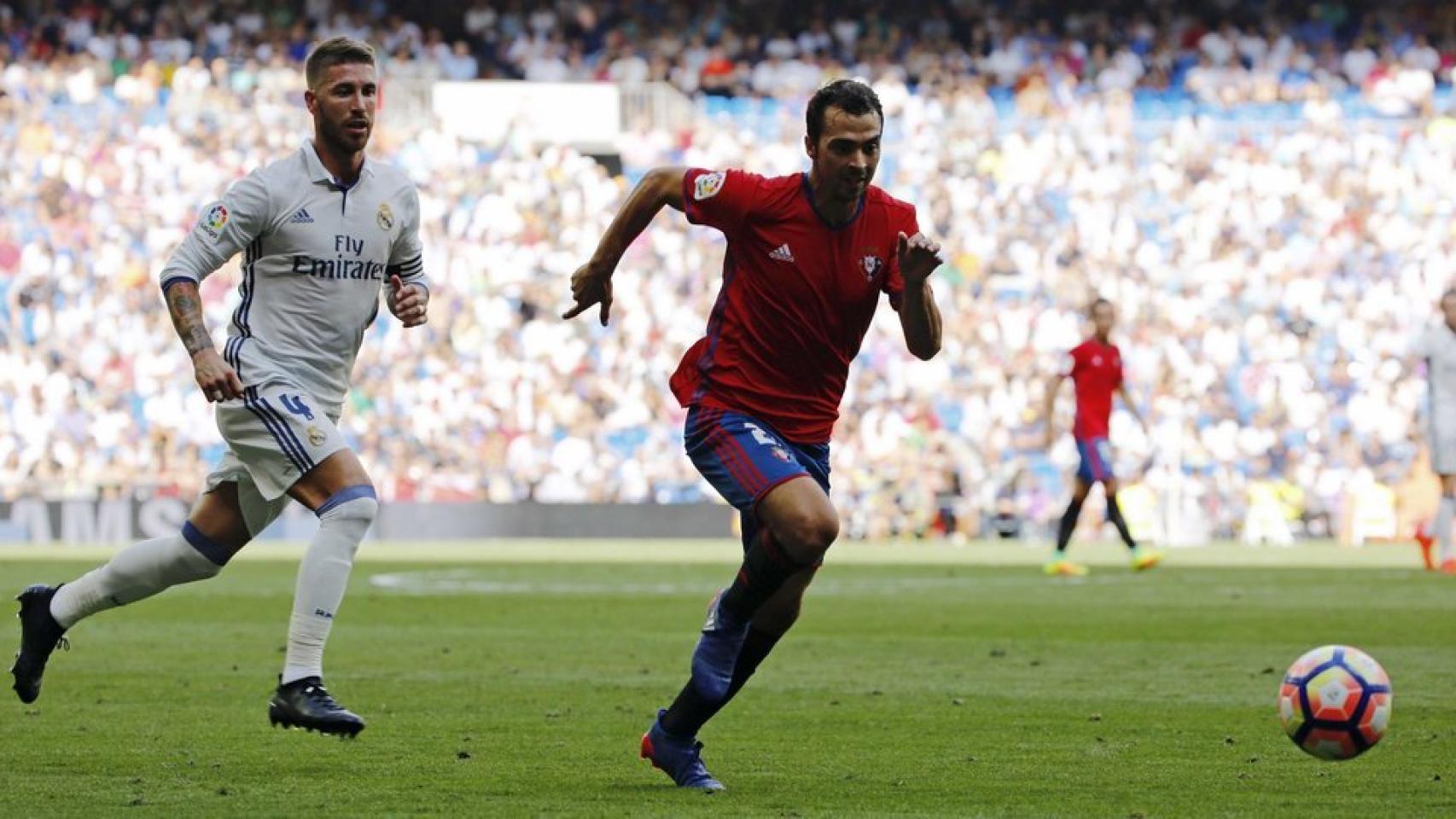Miguel de las Cuevas durante el partido en el Santiago Bernabéu.