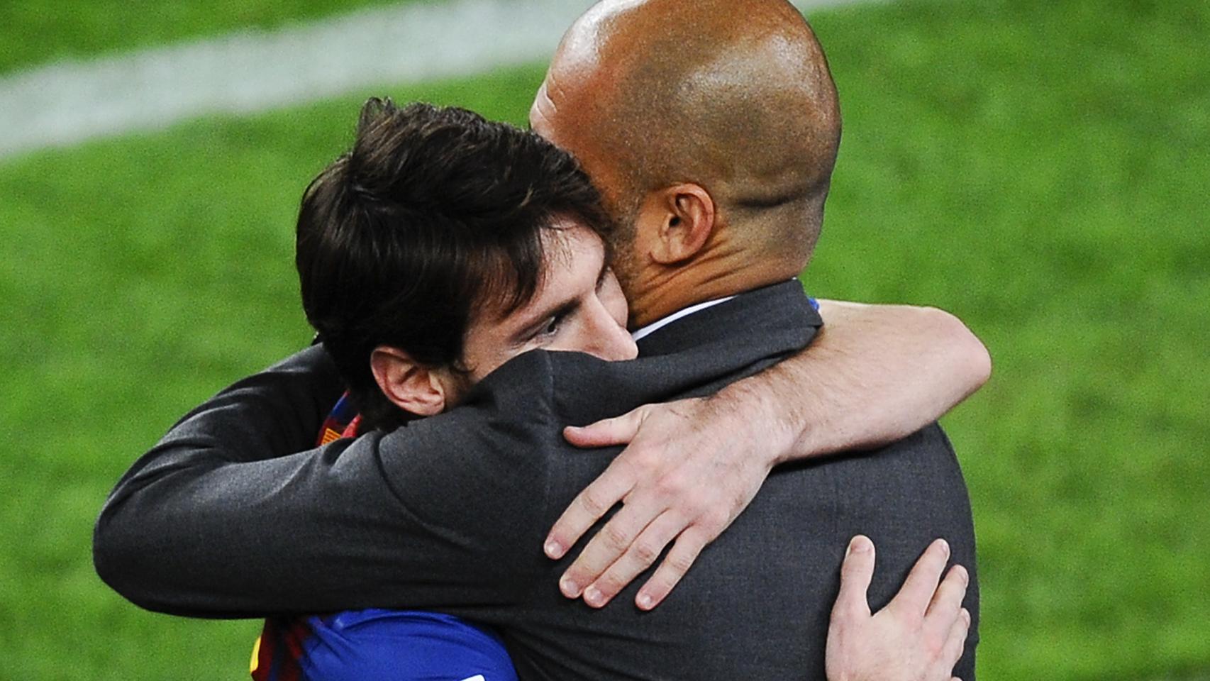 Abrazo entre Messi y Guardiola tras el último partido del técnico en el FC Barcelona (5 de mayo de 2012).