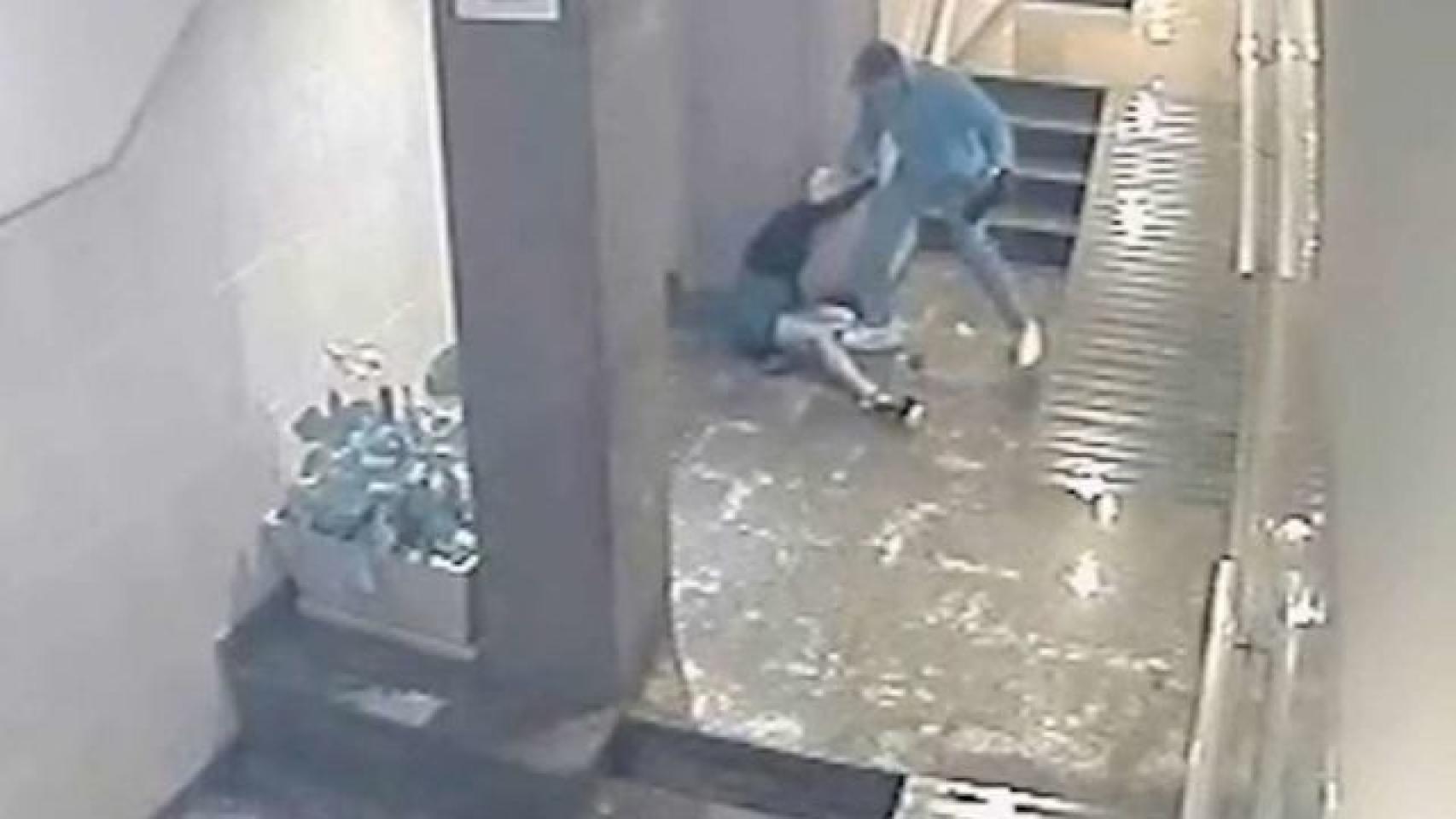 Imagen de la paliza que ha dado un joven a su pareja dentro del portal de su casa.