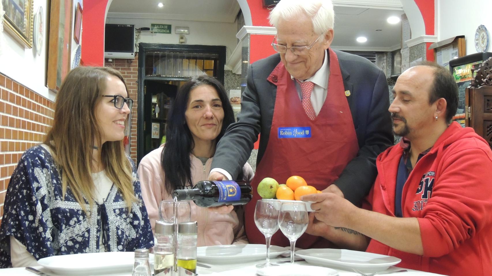 El padre Ángel en su restaurante Robin Hood.