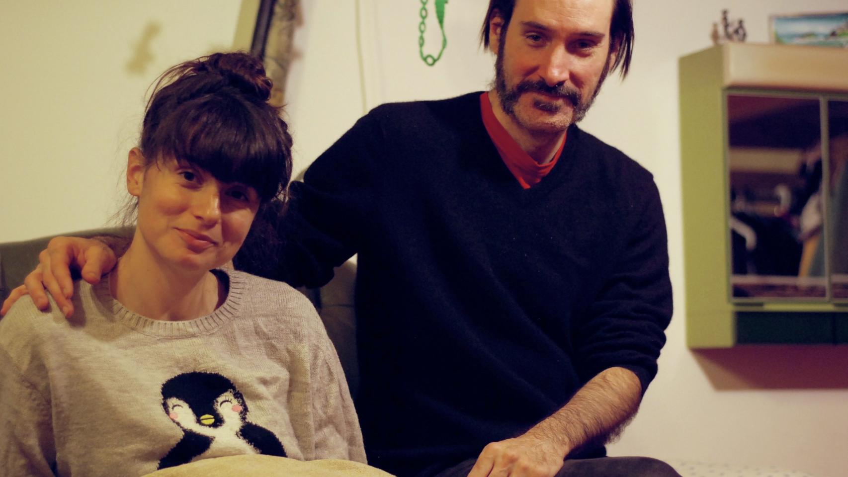 Fani, una joven vegana y empresaria catalana afincada en Berlín, junto a su pareja Carlos.