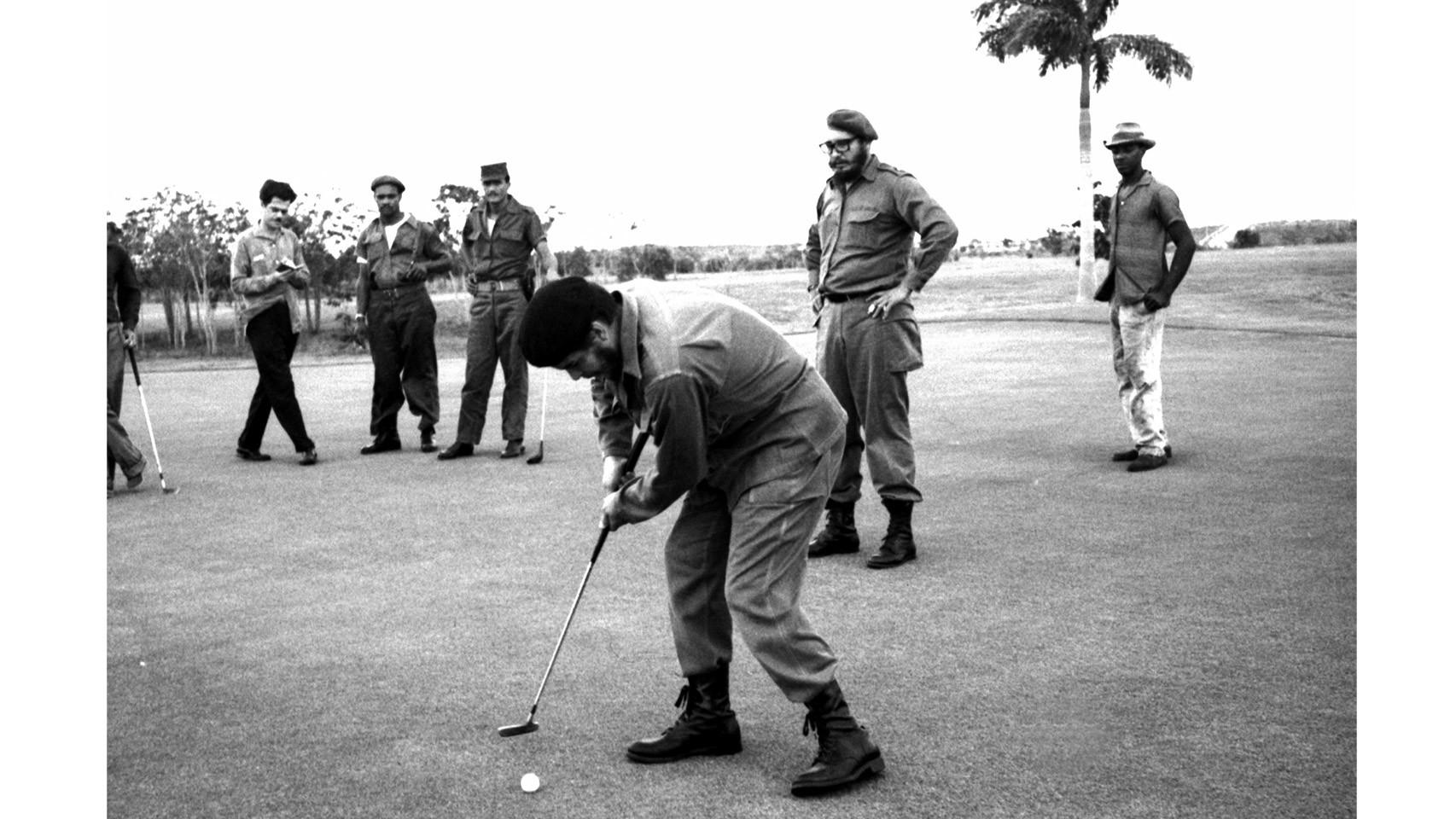 El Ché juega al golf mientras es observado por Fidel Castro en La Habana./ Reuters