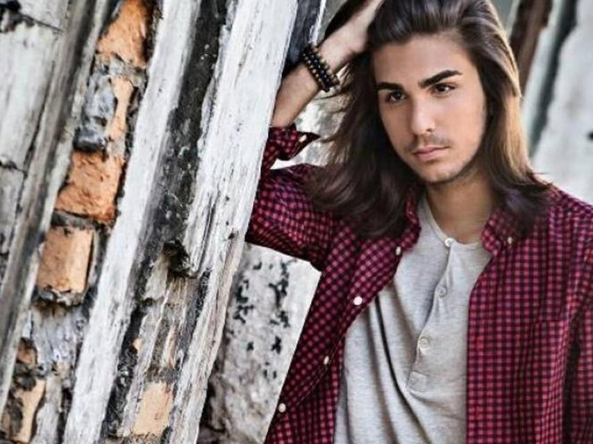 Tony Castro posando como modelo