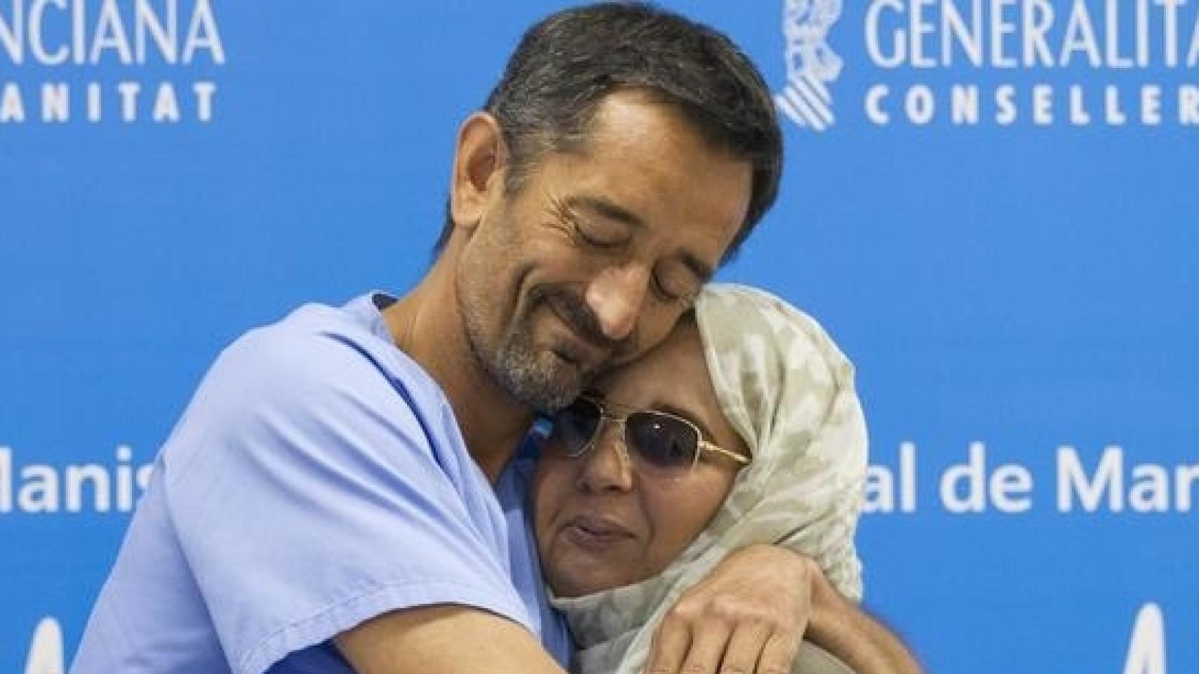 El doctor Pedro Cavadas extirpó el tumor de Samira de forma altruista, sin cobrar ni un sólo euro.