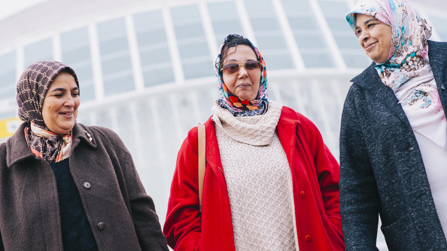 A la izquierda, Samira Zine, quien acogió a la paciente en su casa durante un año. A la derecha, Latifa Boumediane. Las tres se han convertido en grandes amigas.