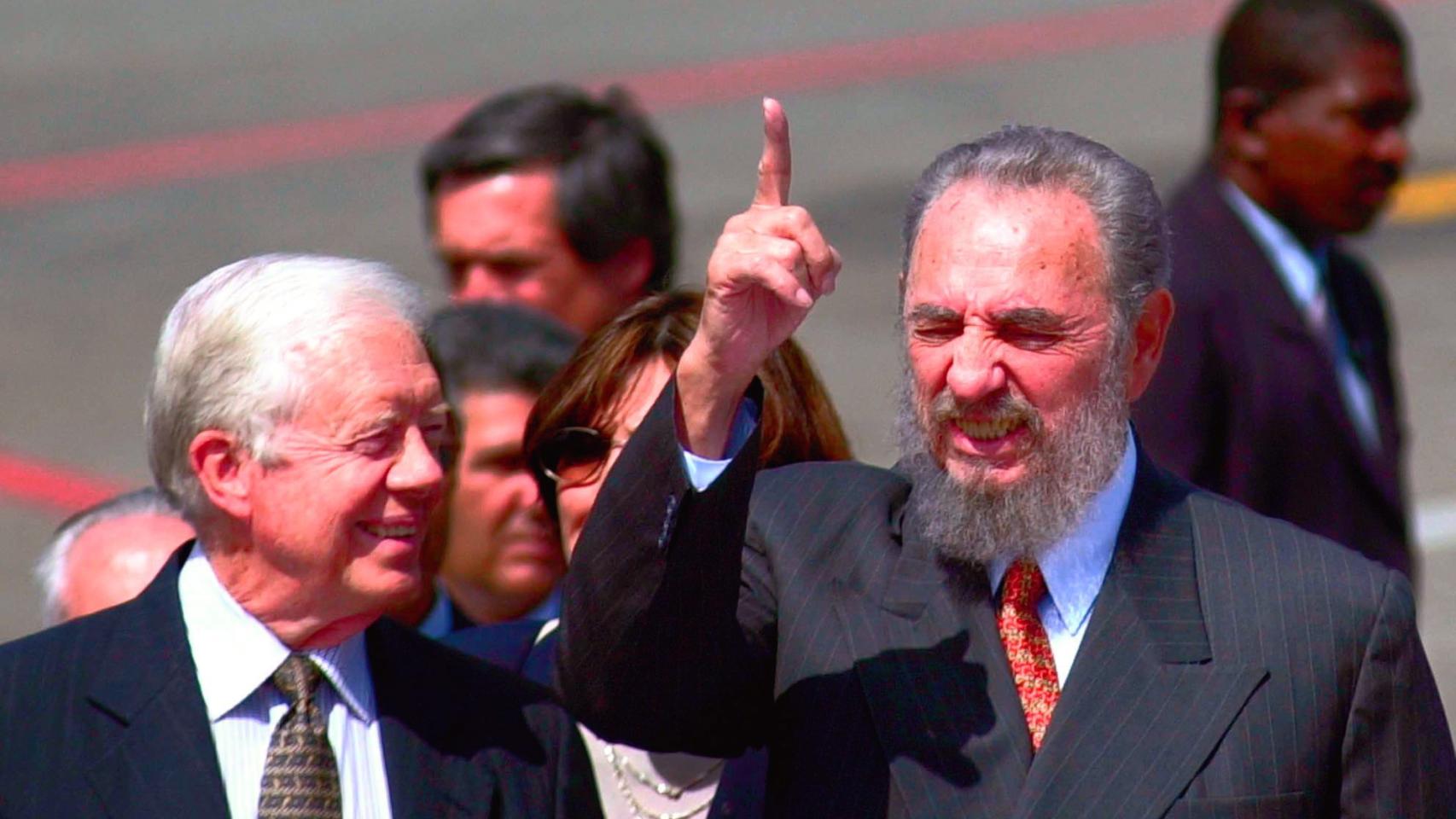 El mandatario cambia el uniforme por el traje.
