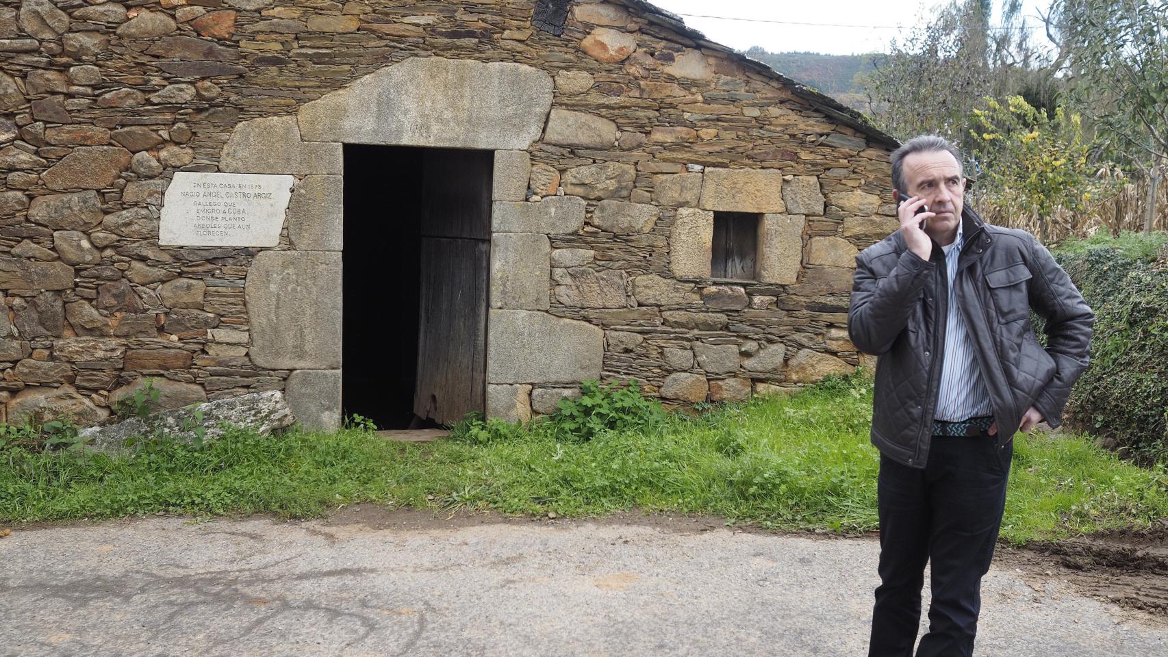 El alcalde de Láncara, ante la casa familiar de los Castro.