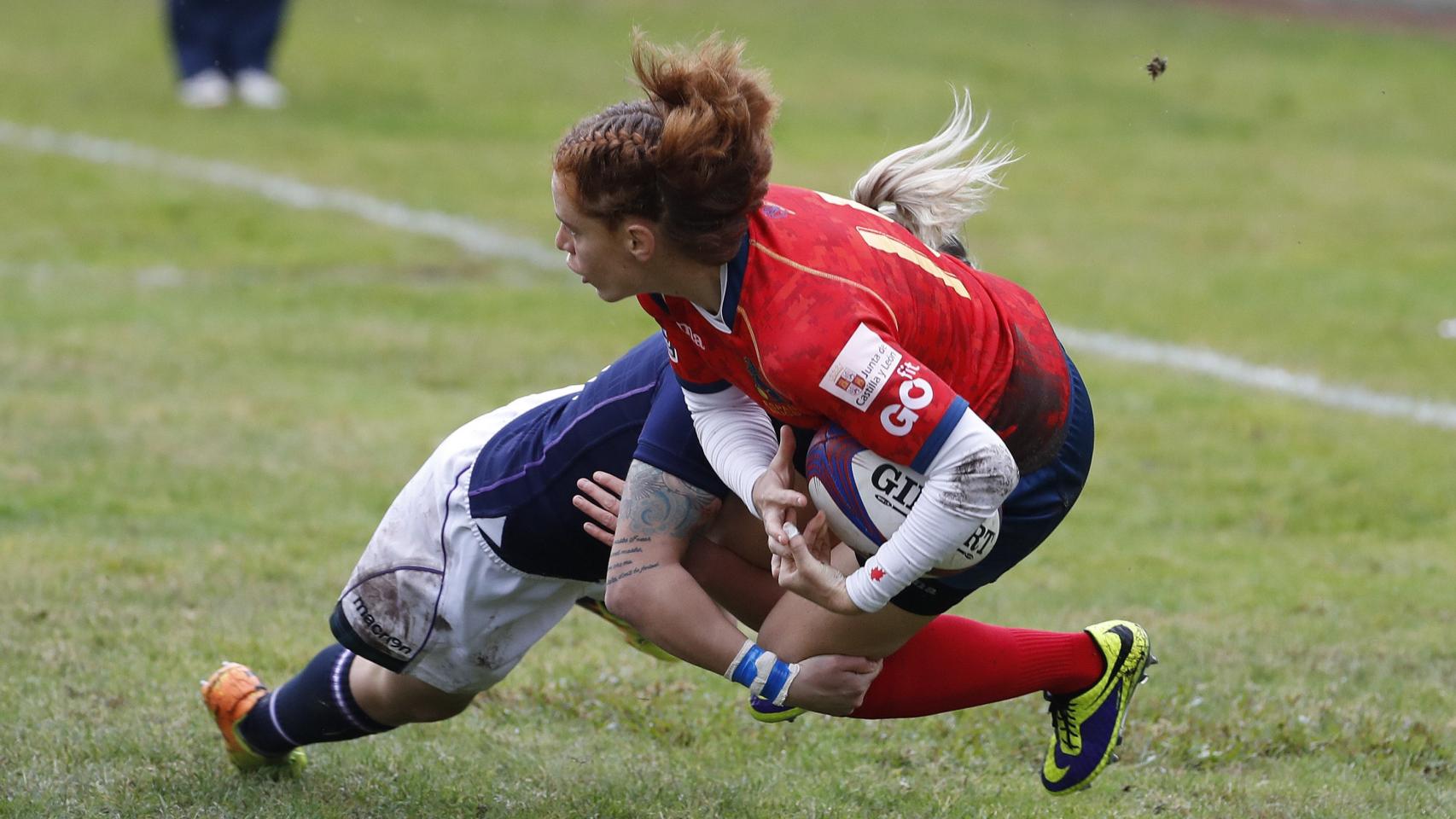 La escocesa Chlor Rollie y la española Bárbara Plá durante el España-Escocia.