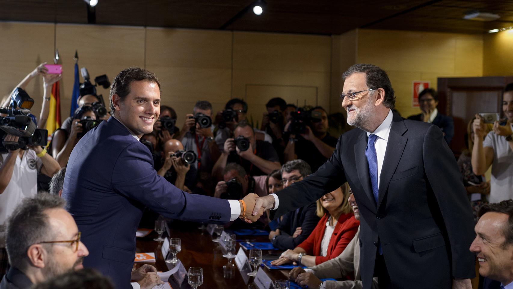 Rivera y Rajoy sellan su acuerdo en el Congreso el pasado agosto.