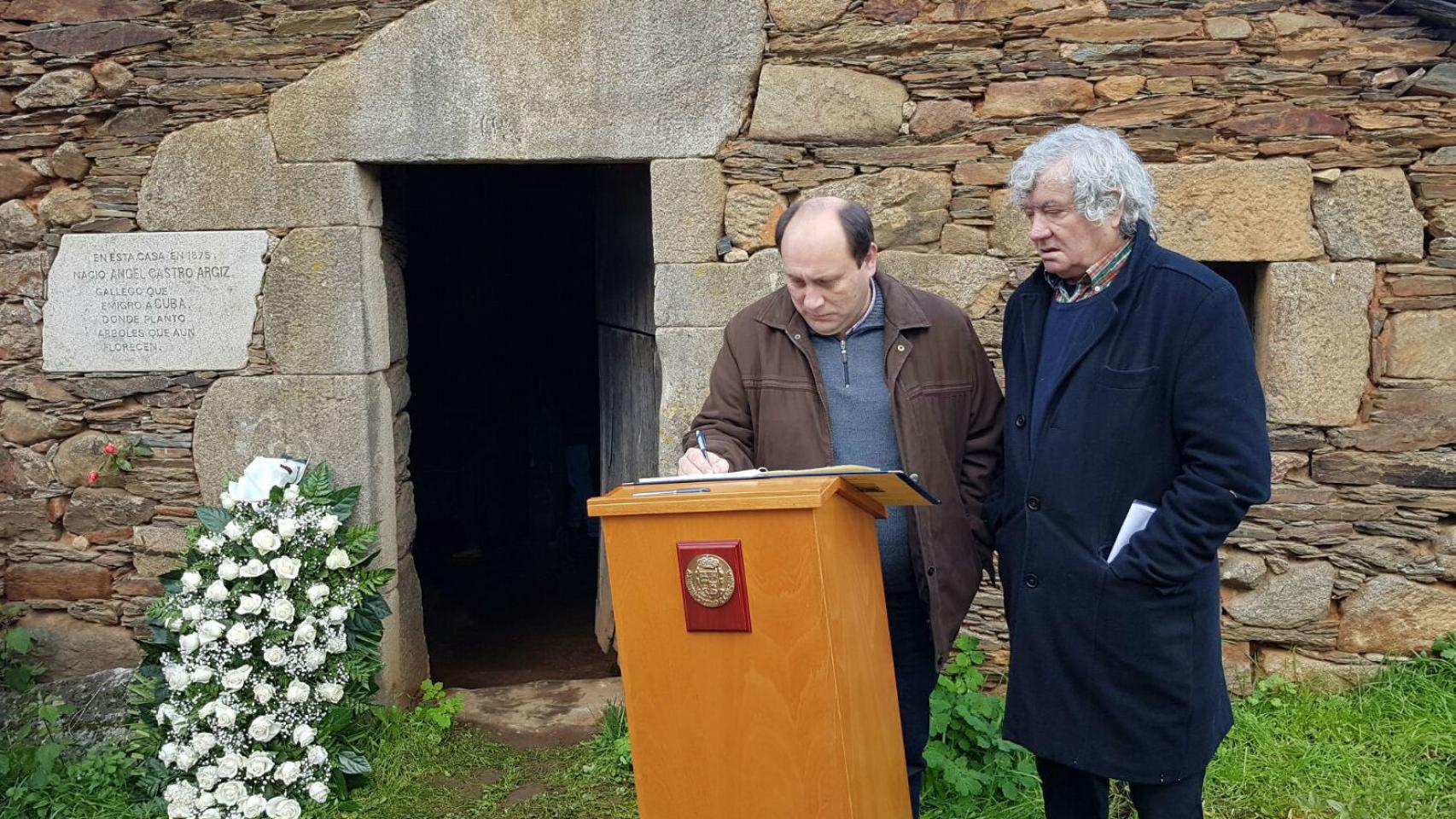 En el homenaje a Castro participaron alrededor de una treintena de personas del municipio.