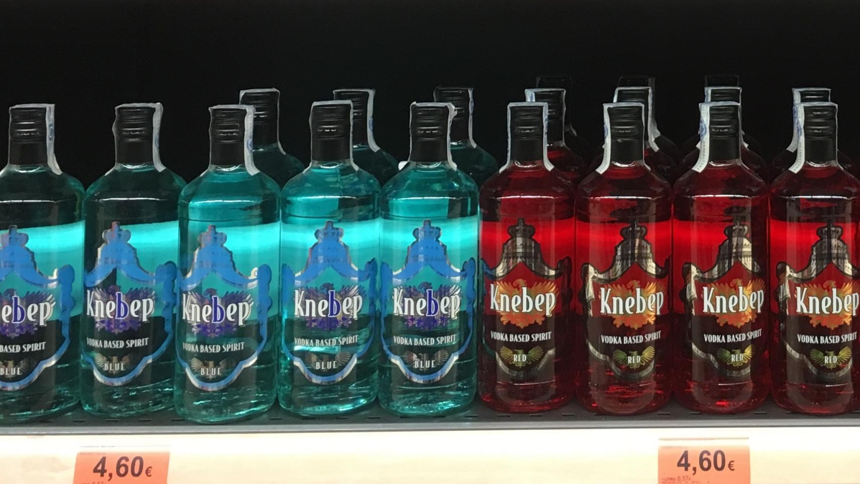 Estante de Mercadona con las botellas de vozka de su marca blanca