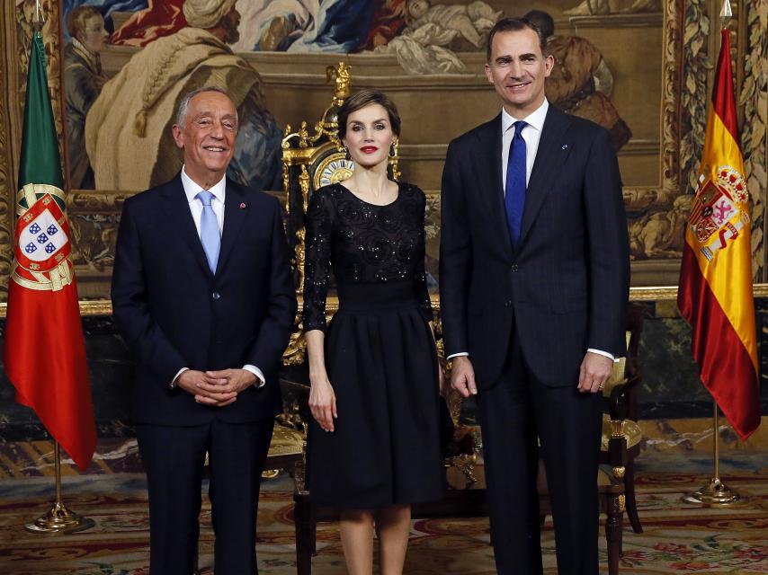 El rey Felipe VI y la reina Letizia con el presidente de Portugal, Marcelo Rebelo de Sousa con motivo de su primera visita oficial a España en marzo de 2016.