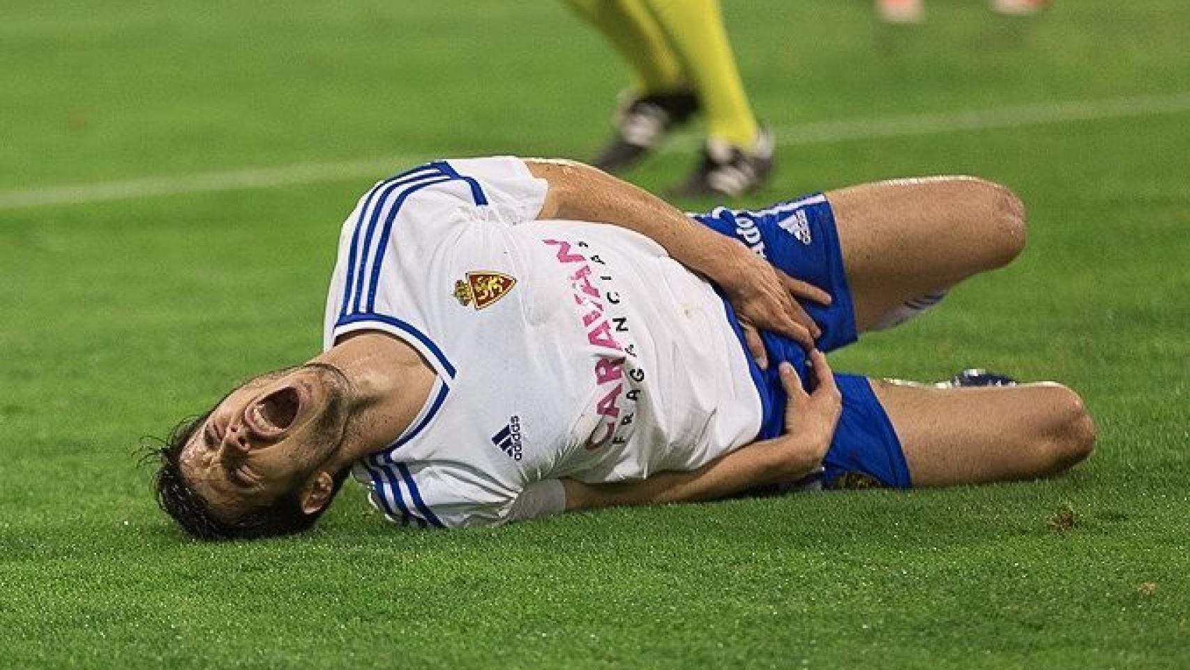 Edu García se duele del golpe en los testículos.