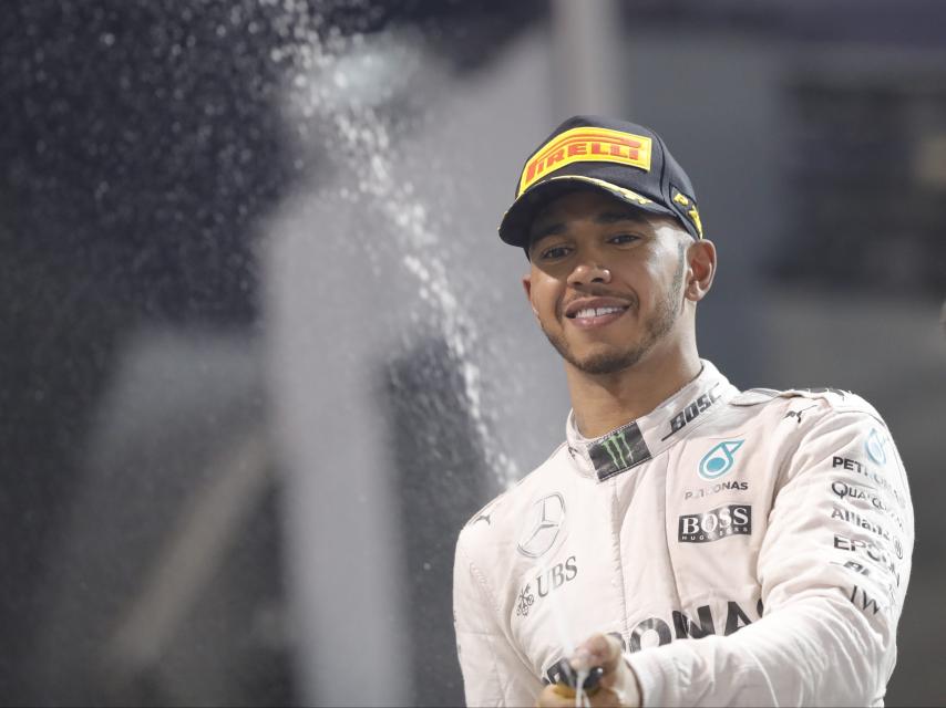 Lewis Hamilton celebra su victoria en el Gran Premio de Abu Dabi.
