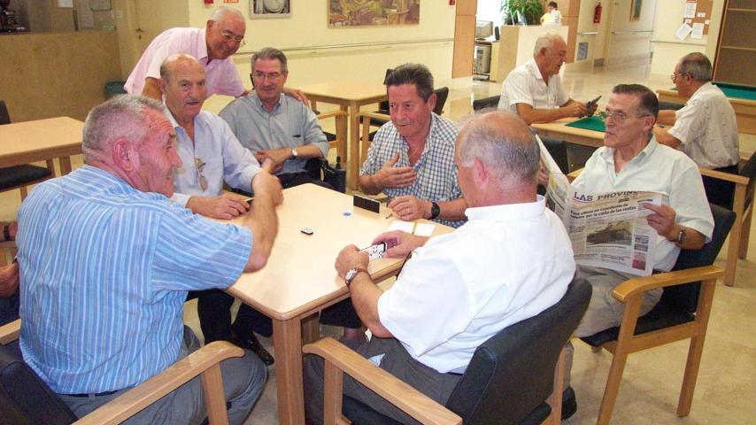Jubilados jugando al dominó.