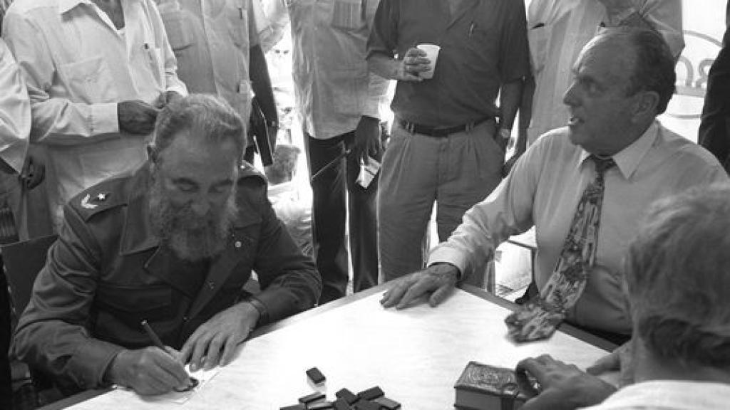 Manuel Fraga y Fidel Castro juegan al dominó en Láncara.