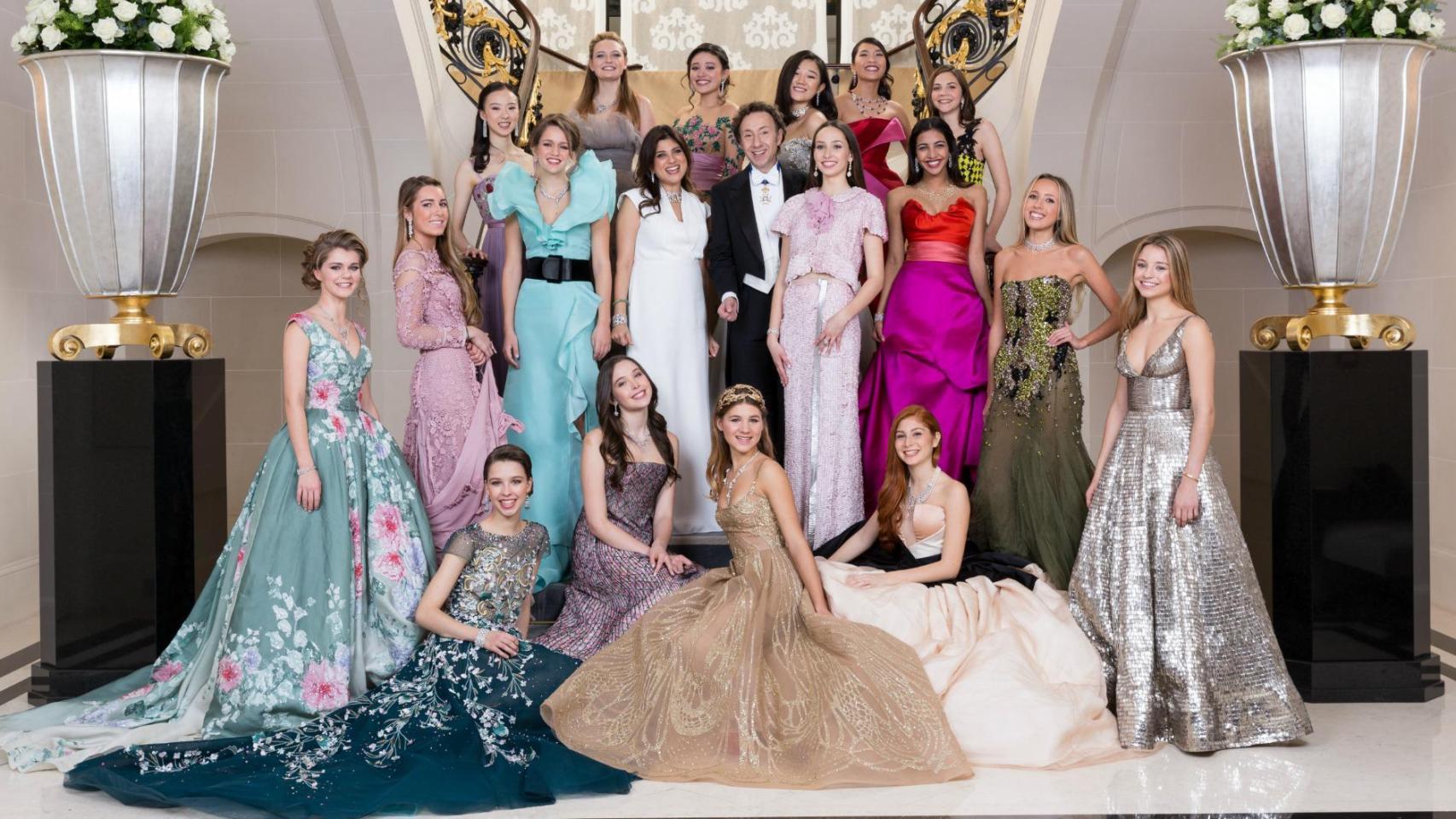 De arriba a abajo, Stéphane Bern con Alexina Fontes Williams, Monica Concepcion, Donna Yuan, Nam Phuong Dinh Thi, Maïa Twombly, Yu Hang, la princesa Emilia von Auersperg-Breunner, Olympia Taittinger, Jayati Modi, Tess Kemper, Amelia Ash Rudick, la princesse Zita de Bourbon Parme, Daniela Figo, la contesa Angélique de Limburg-Stirum, Hermine Royant, la marquesa Altea Patrizi Naro Montoro, y Payal Mehta.