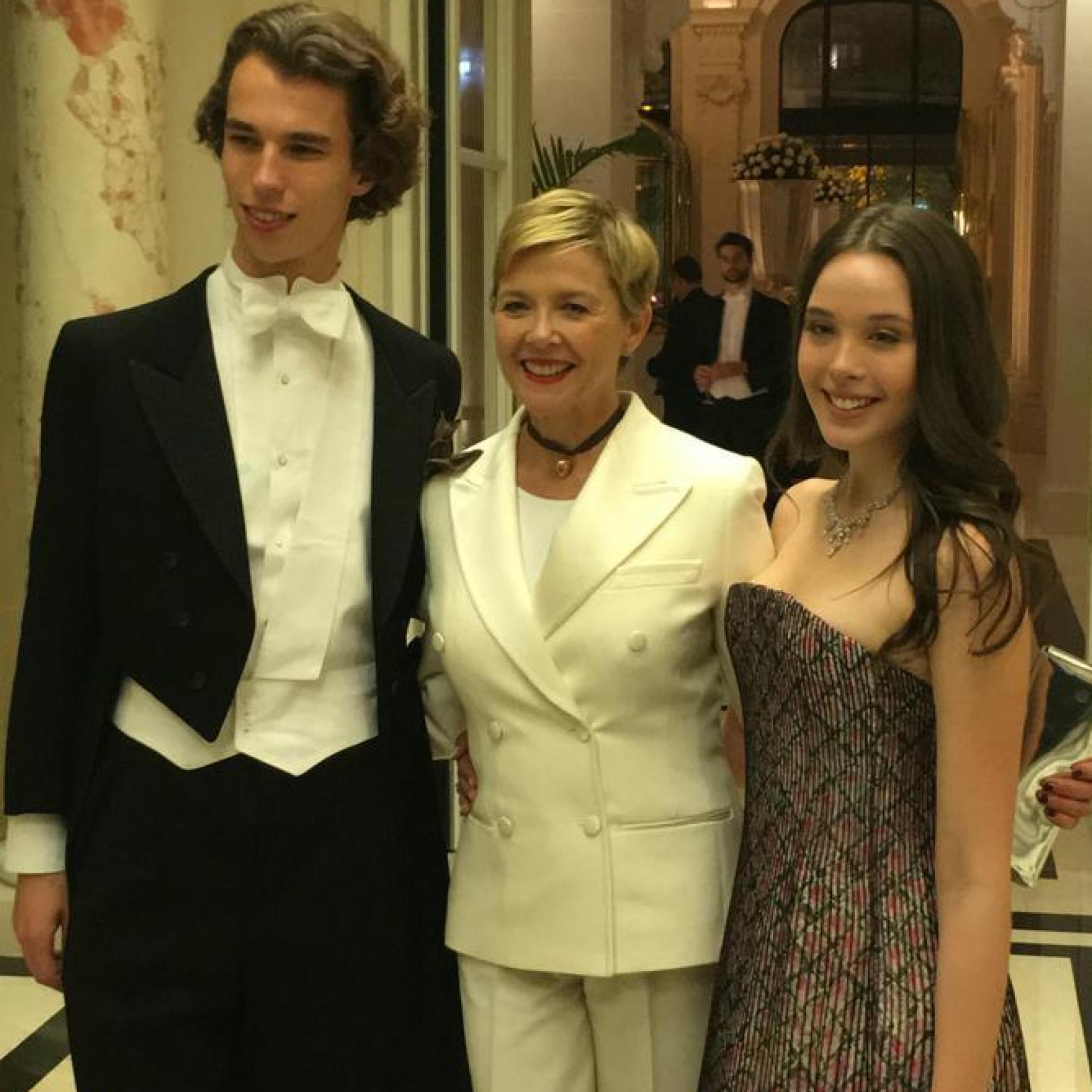 Annette Bening con su hija Ella y el caballero con el que bailó, Hans Gerhard Jensen.