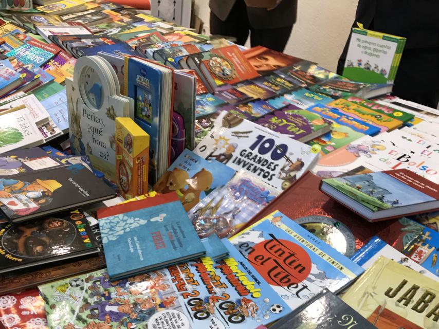 Puesto de libros donados por los alumnos del colegio.