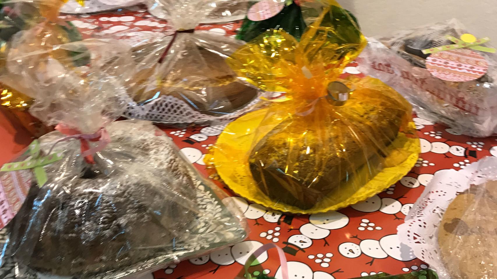 Nada más entrar, al visitante le recibe el puesto de los dulces caseros.