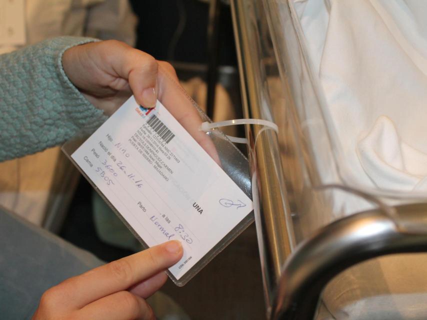 Carmen Truyols mostrando el día y la hora en la que nació Mateo.