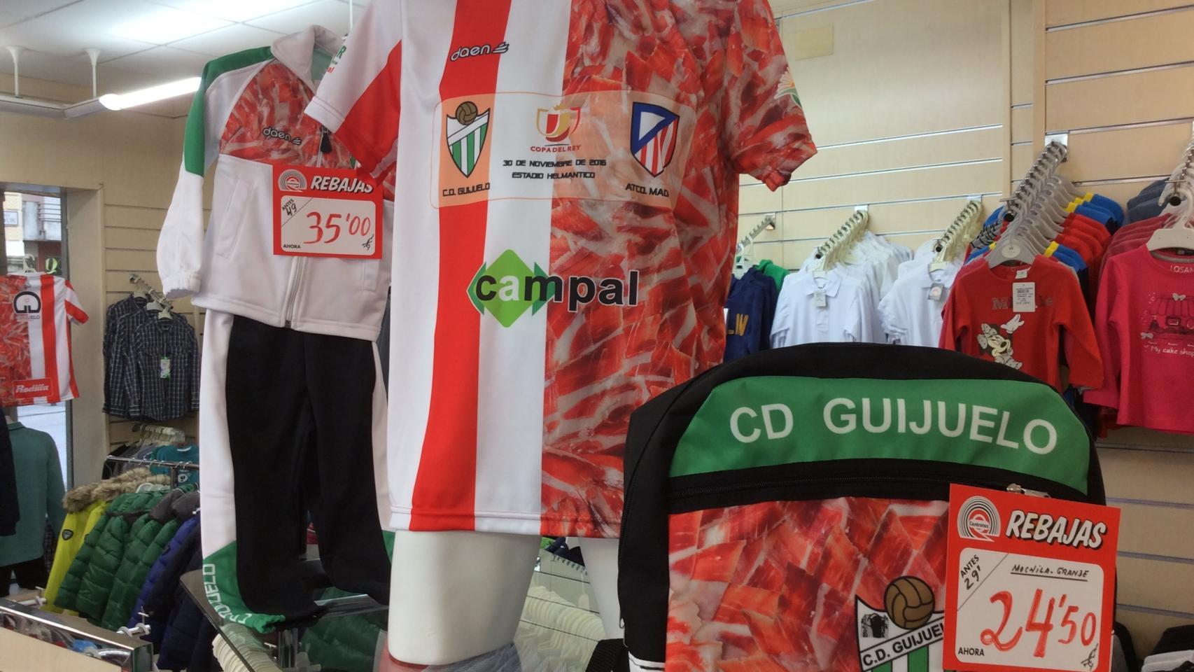 Camiseta del Guijuelo en una tienda.