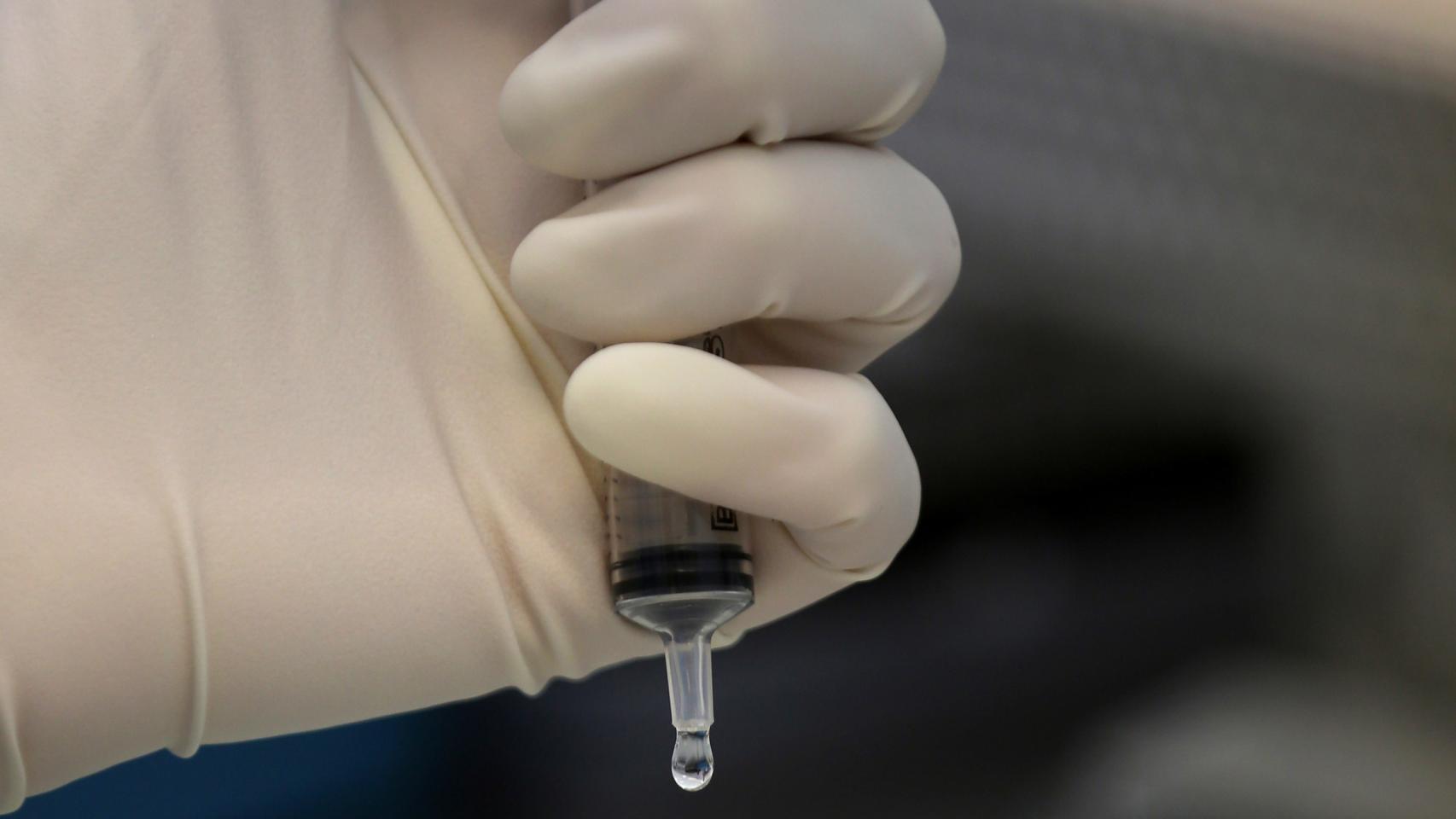 Una profesional maneja una muestra de esperma