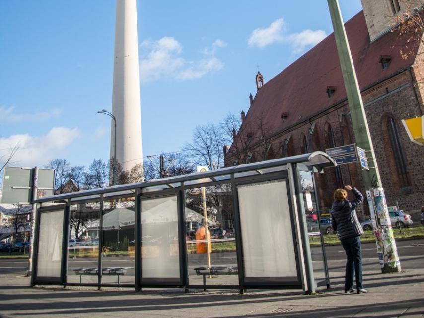 Las marquesinas de Berlín sin carteles tras el No-ad day.