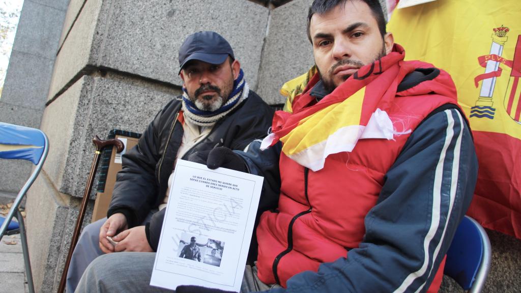 Andrés Merino (i) e Iván Ramos (d) llevan una semana durmiendo a las puertas del Ministerio.
