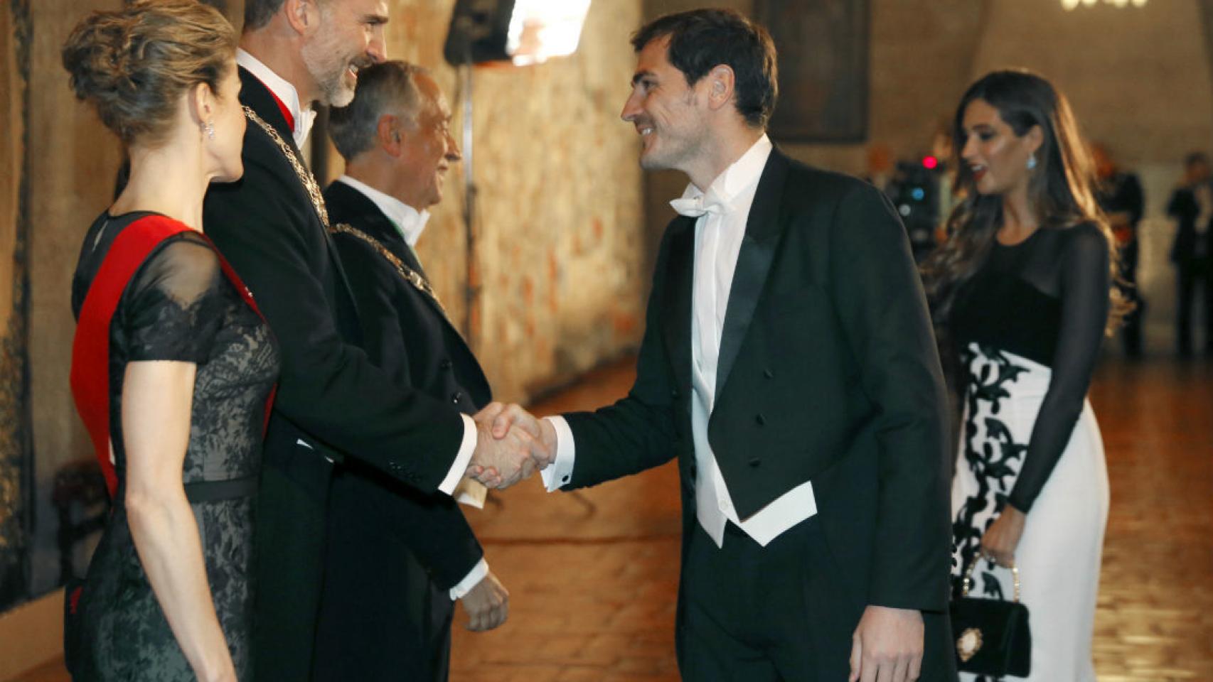 Los Reyes y el presidente de Portugal saludan a Iker Casillas y a su esposa, Sara Carbonero.