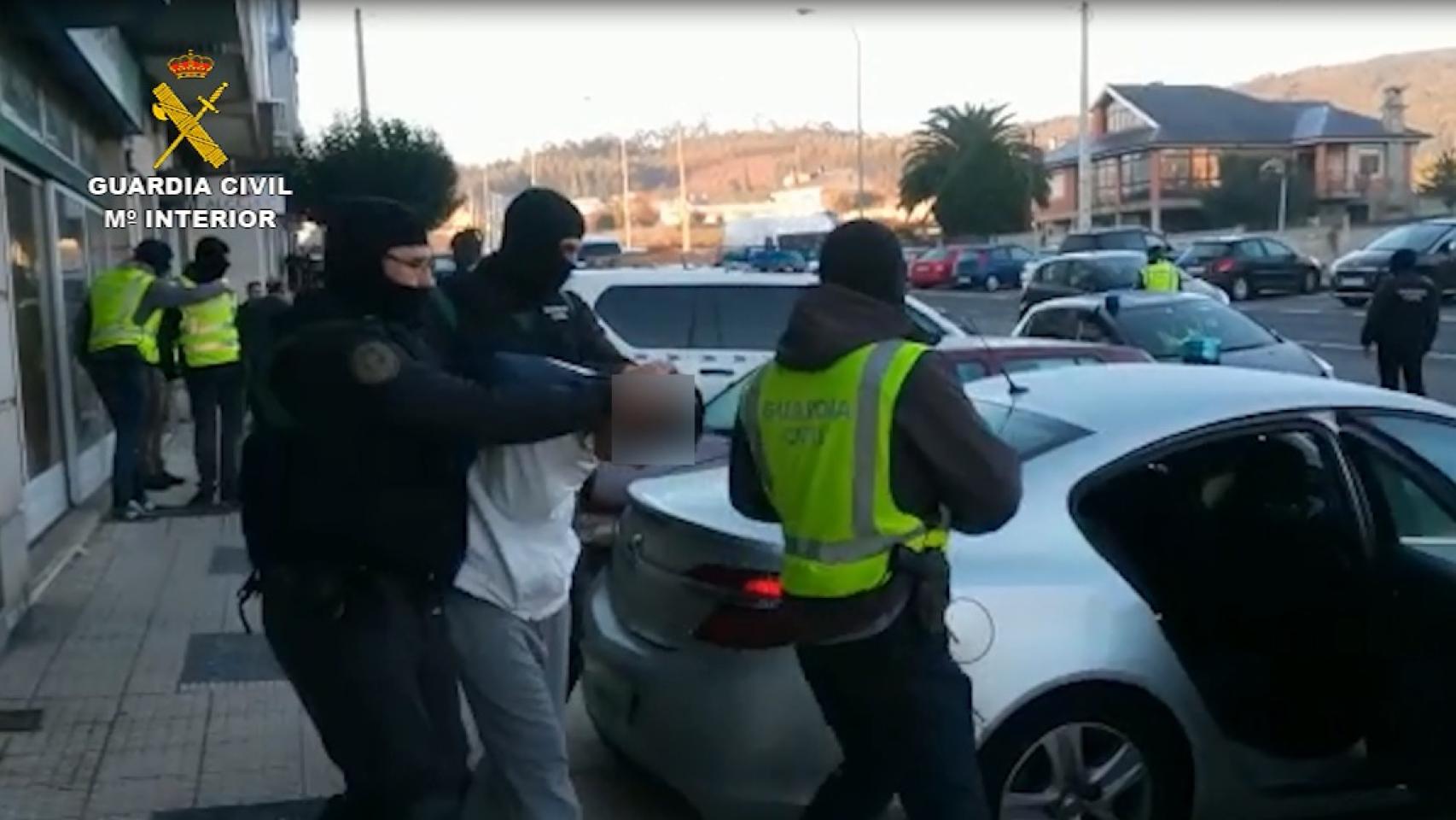 Momento de la detención de uno de los sospechosos