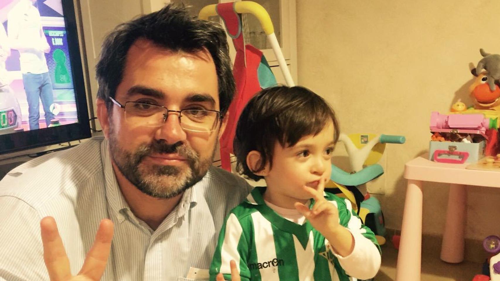 Ana con su padre y su camiseta del Betis.