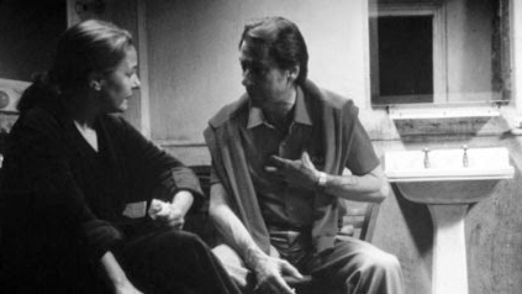 Lola Herrera habla en camerino con su entonces marido Daniel Dicenta, tras actuar en 'Función de noche'.